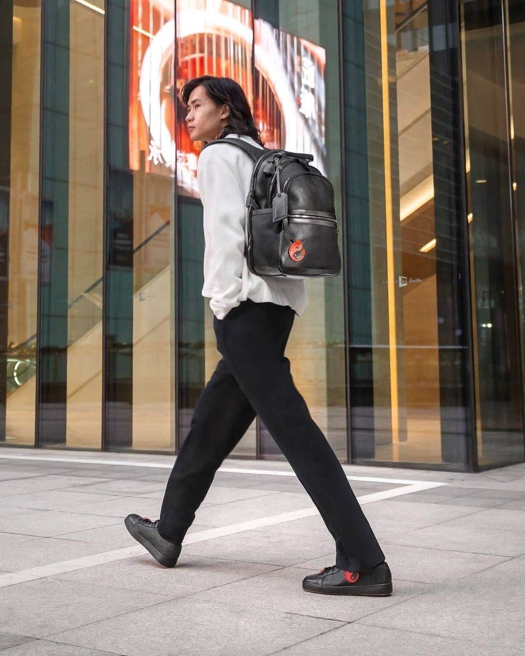サントーニのインスタグラム：「Our unisex backpack features Santoni’s leather Ox, that plays with the contrasting tones of red combined with black or white, in an ancestral juxtaposition reminding the Yin and the Yang.  Find it out through link in bio.  #Santoni」