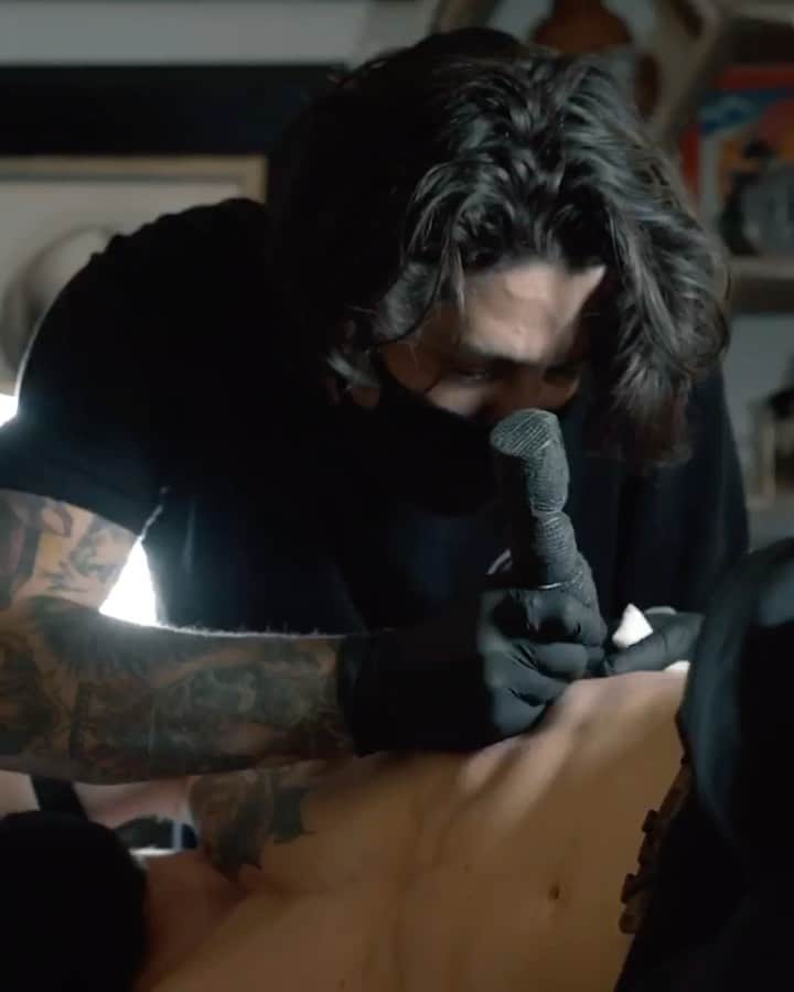 ケン・ロックゼンのインスタグラム：「The new MotoSpy episode is out on @redbullmotorsports YouTube Channel.  My dude @bradreis_tattoo finally inked my 2016 title on my ribs and my sons name and birthdate on my neck. Go check out the full episode!」