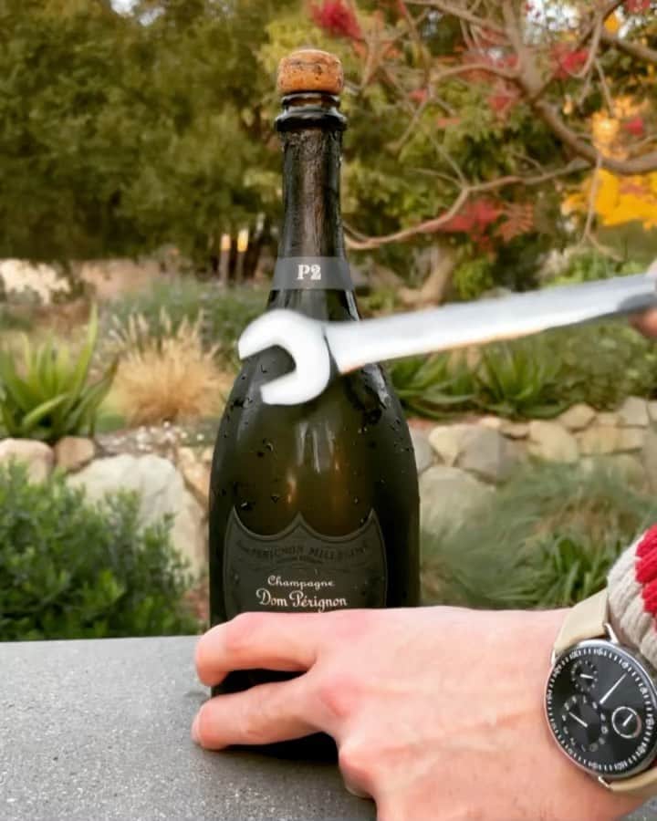 WATCHMANIAのインスタグラム：「It’s 5 o’clock somewhere and @lawatchguy certainly knows what to do.」