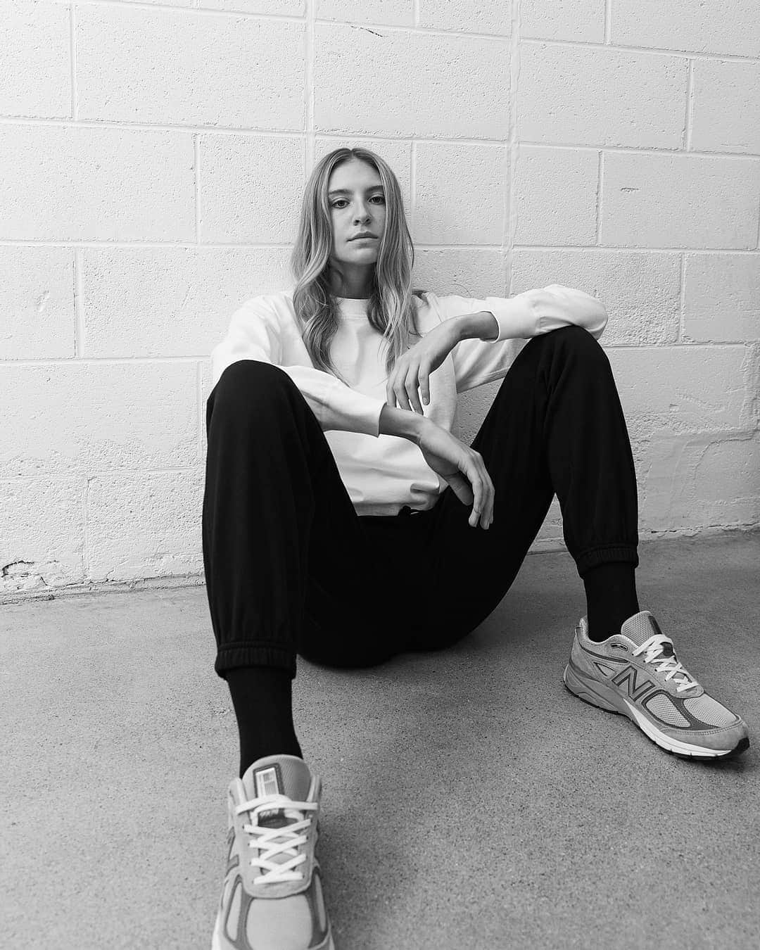 のインスタグラム：「Two seasonal styles for women, the Midweight Jersey Mockneck T-Shirt and Longsleeve, are now available in White and Black.  ​ ​Featuring a boxy, drop-shoulder fit, straight cropped hem, and flatlock-stitched split back, our Midweight Jersey styles offer a heavier alternative to Pima Jersey with an equally soft hand.」
