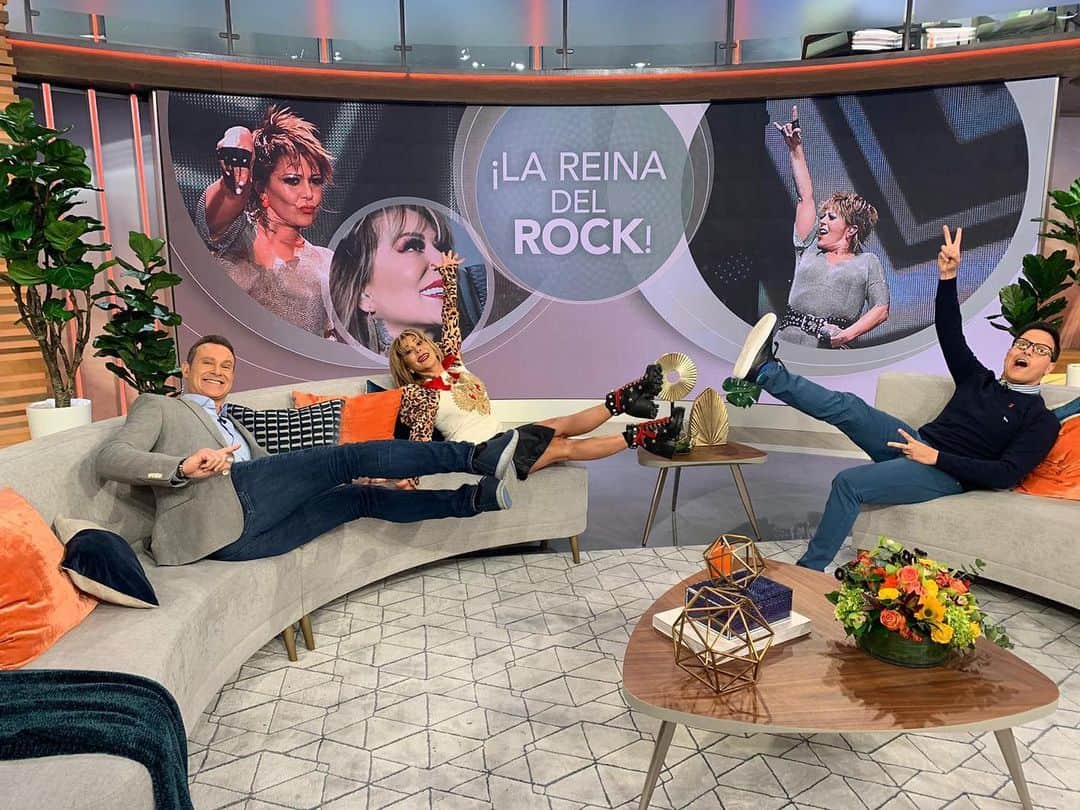 のインスタグラム：「Gracias @laguzmanmx  por tu visita esta semana en @despiertamerica 😘😘」