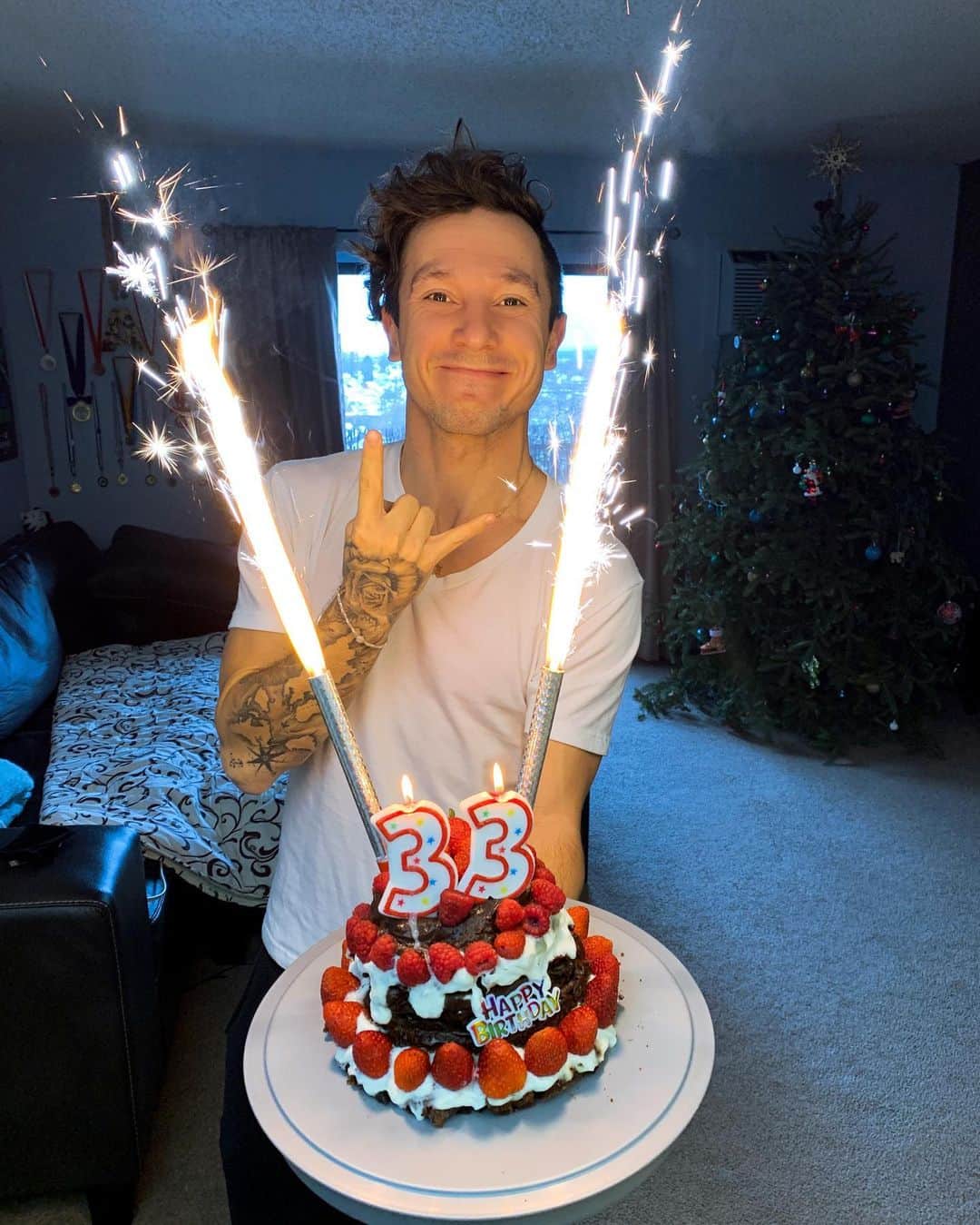 オレクシイ・ビチェンコのインスタグラム：「#happy33#birthday#alexeibychenko#birthdaycake#yeah#positivevibes#」