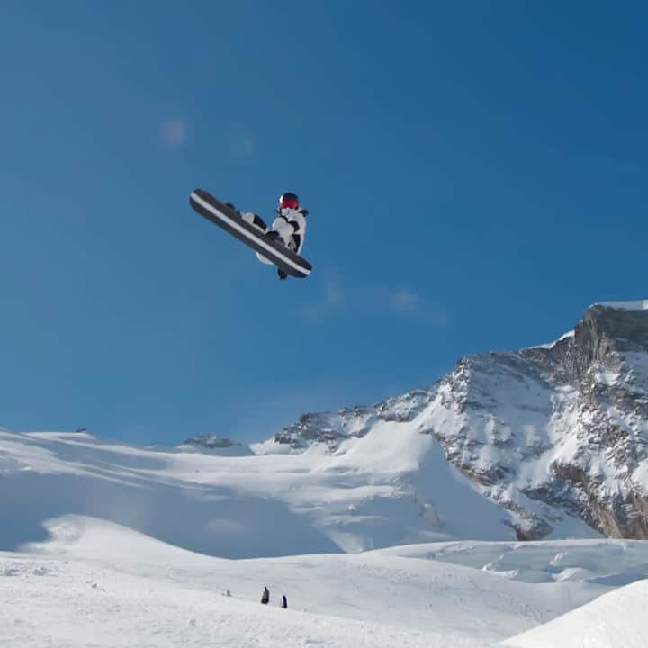 オリンピックチャンネルのインスタグラム：「Speed, science, and adrenaline. ⁠⠀ ⁠⠀ Too much or too little of any of these three and you might not make it, but in just the right amounts your result is a human capable of flight... at least for a few seconds. ⁠⠀ ⁠⠀ Learn all of halfpipe riding's secrets from a crew of professional snowboarders and Olympic medalists on the Olympic Channels newest original series, Halfpipe Hype.⁠⠀ ⁠⠀ Hit the link in bio to watch more.」