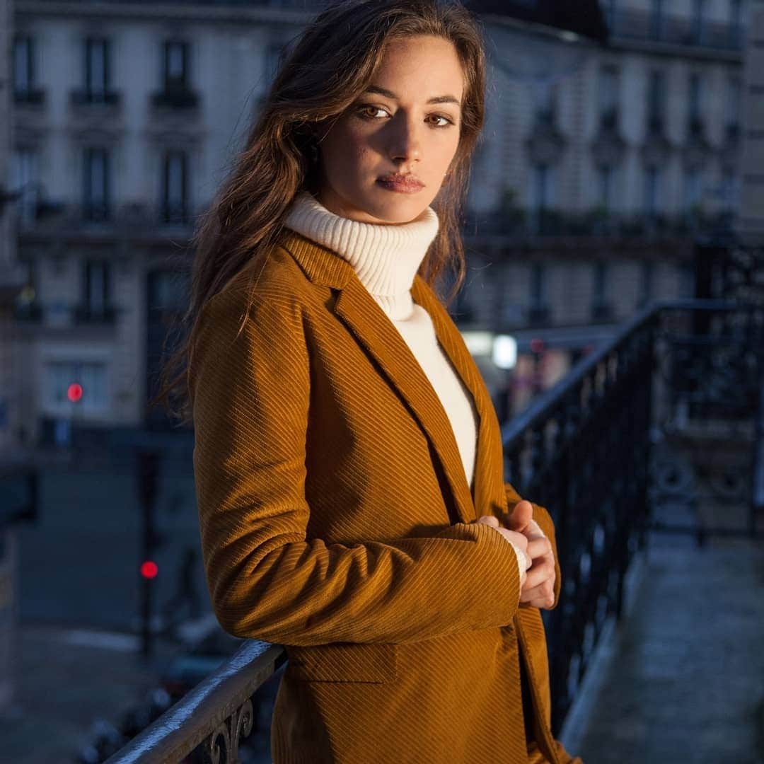 ベンシモンのインスタグラム：「Friday night home ✨ Qui a déjà adopté le look working woman en grand blazer velours levez la main ?  ​ ​Notre veste Alex fait aussi partie de notre sélection à prix doux, c'est le moment de la rajouter à votre dressing ! 🤫 ​ ​#bensimon #bensimoncollection #mode #fashion #elegant #chic #veste #velours #paris #fashion」