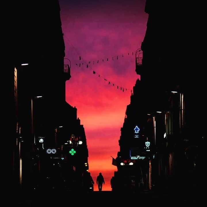 AFP通信さんのインスタグラム写真 - (AFP通信Instagram)「#AFPrepost 📷 @loicvenance - A man walks down an empty street in Nantes as the sun sets during the nationwide 18:00 overnight curfew restrictions taken to curb the spread of the Covid-19 pandemic, on February 4, 2021.⁣ .⁣ .⁣ .⁣ #curfew #couvrefeu #nantes #nantesmaville #sunset #coucherdesoleil #covid_19 #epidemie  #afpphoto #photojournalism #pictureoftheday  #photooftheday #shootermag #shootermag_france #instadaily #doubleyedge #bnw_demand #phototag_it #friendsinstreets #SPiCollective #streetphotography #instagood #atlantephotos #lensculture #nikonworld #dailylife #vimptfreeprint #spi_minimalism #peraphotogallery」2月6日 1時45分 - afpphoto