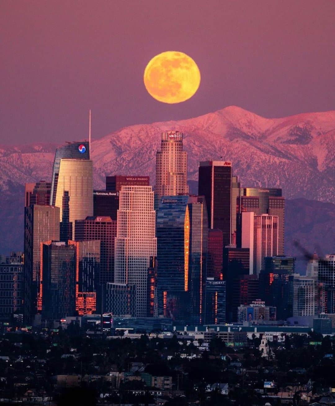 Earth Picsさんのインスタグラム写真 - (Earth PicsInstagram)「Full moon behind the Los Angeles skyline! 🌕 by @neohumanity」2月6日 1時45分 - earthpix