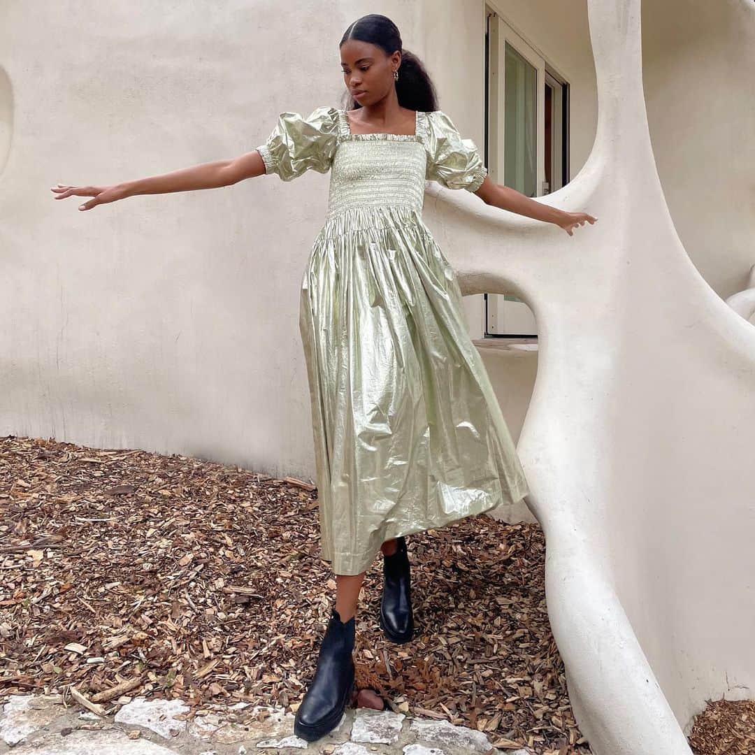 レフラーランドールさんのインスタグラム写真 - (レフラーランドールInstagram)「Starting the weekend off on a good foot in our Raquel boot ✨」2月6日 1時41分 - loefflerrandall