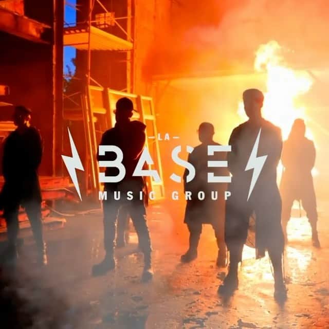 ウィジンのインスタグラム：「Posted @withregram • @wkrecords Felicidades a nuestra familia de @labase por este lanzamiento brutal del Álbum de @loslegendarios 🏆🚀 estamos matando @wisin nos vamos mundial 🌍🔥 @walterkolm @chrisduque @hydequimico #LosLegendarios 🏆」