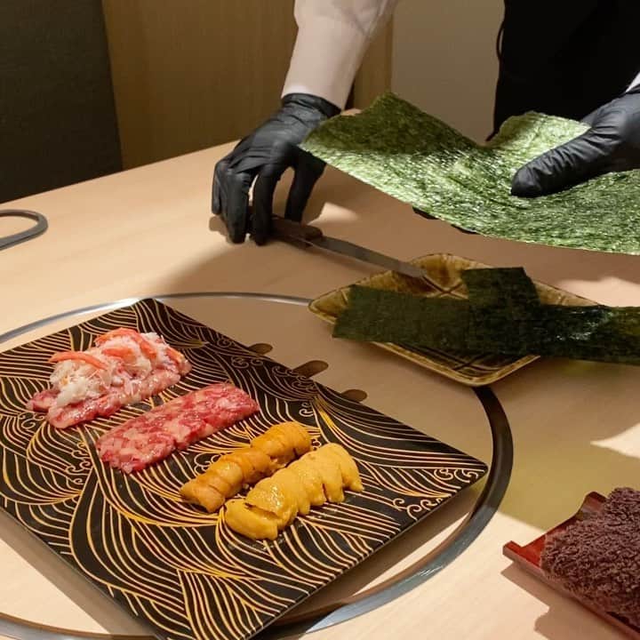 落合リザのインスタグラム：「飯テロ動画2021日本の冬ベスト3💣 ・銀座ちかみつ ・銀座山科 ・うしごろS  早くまた日本で食べたいな🥩🍣  #飯テロ#肉スタグラム#食べスタグラム#東京グルメ#ごはん記録」