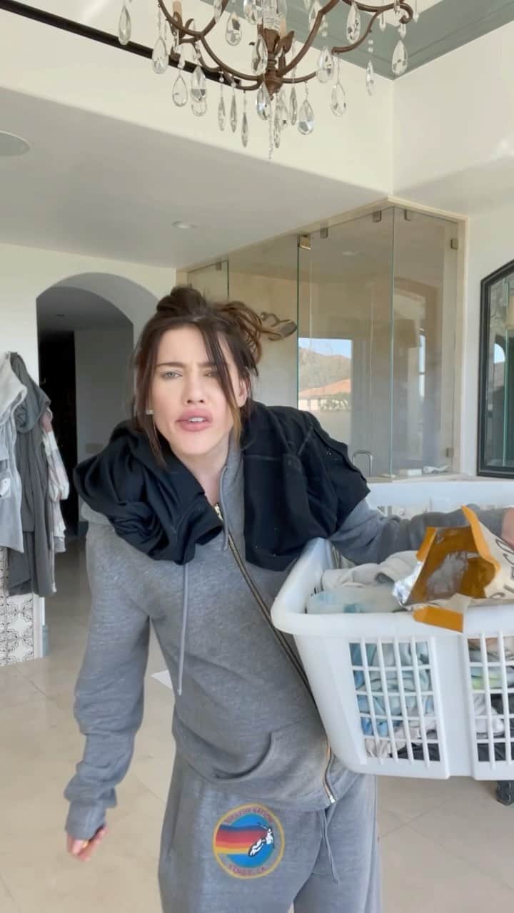 ジャクリーン・マッキネス・ウッドのインスタグラム：「What just happened..#bussitchallenge ayyyyyeeeee」
