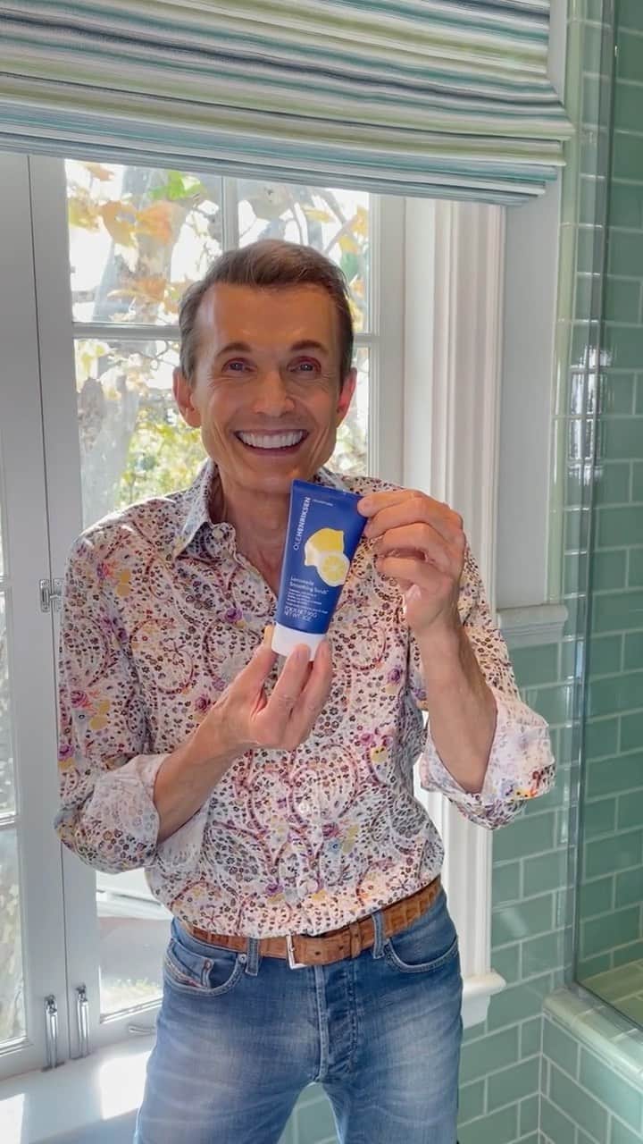 のインスタグラム：「Dual exfoliation is the best way to get instant results (physical exfoliation) and longer term benefits (chemical exfoliation) for smoother skin. Ole walks us through how our Lemonade Smoothing Scrub uses dual exfoliation to instantly brighten and polish skin ✨」