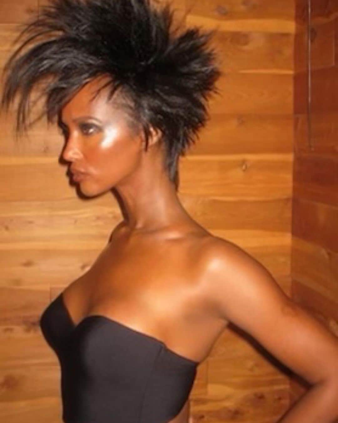 イマン・アブドゥルマジドさんのインスタグラム写真 - (イマン・アブドゥルマジドInstagram)「#FBF #BeautyFriday 2001 #BTS  Be whoever & whatever you wanna be!!! Photo: Markus Klinko & Indrani  Hair @oscarjameshair  Makeup @mrjaymanuel using @imancosmetics   #IMANarchive」2月6日 1時57分 - the_real_iman