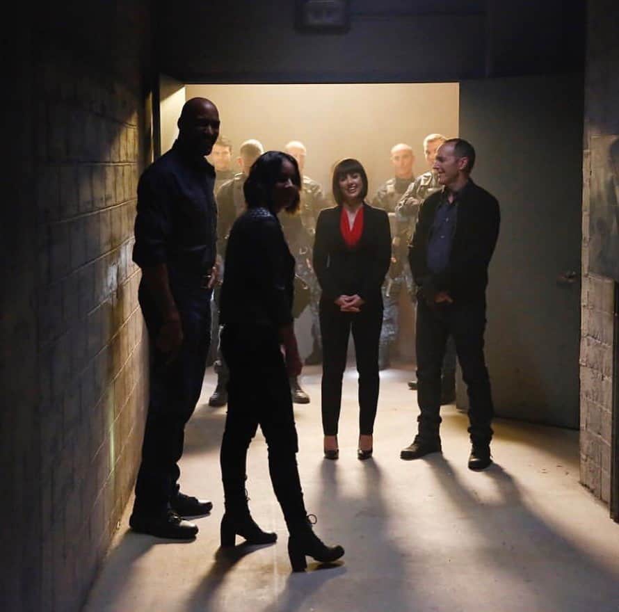 コンスタンス・ジマーのインスタグラム：「Things I miss...hanging with these cool kids on the playground @agentsofshield #fbf #coulsalind」
