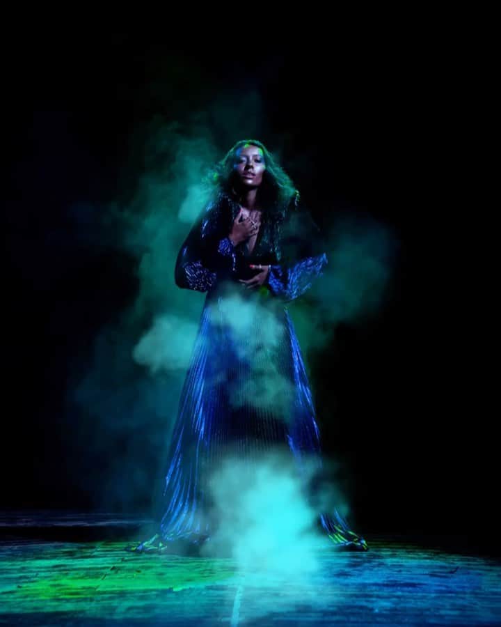 カテリーナ・グレアムのインスタグラム：「Witchy woman.」