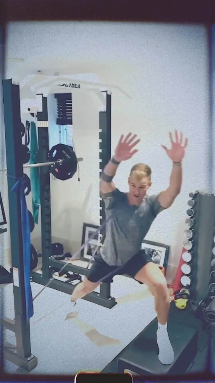 ジョー・ハートのインスタグラム：「Pre-covid workouts with @radcliffe_m 💪 This tune always gets me motivated @feelmybicep 💥」