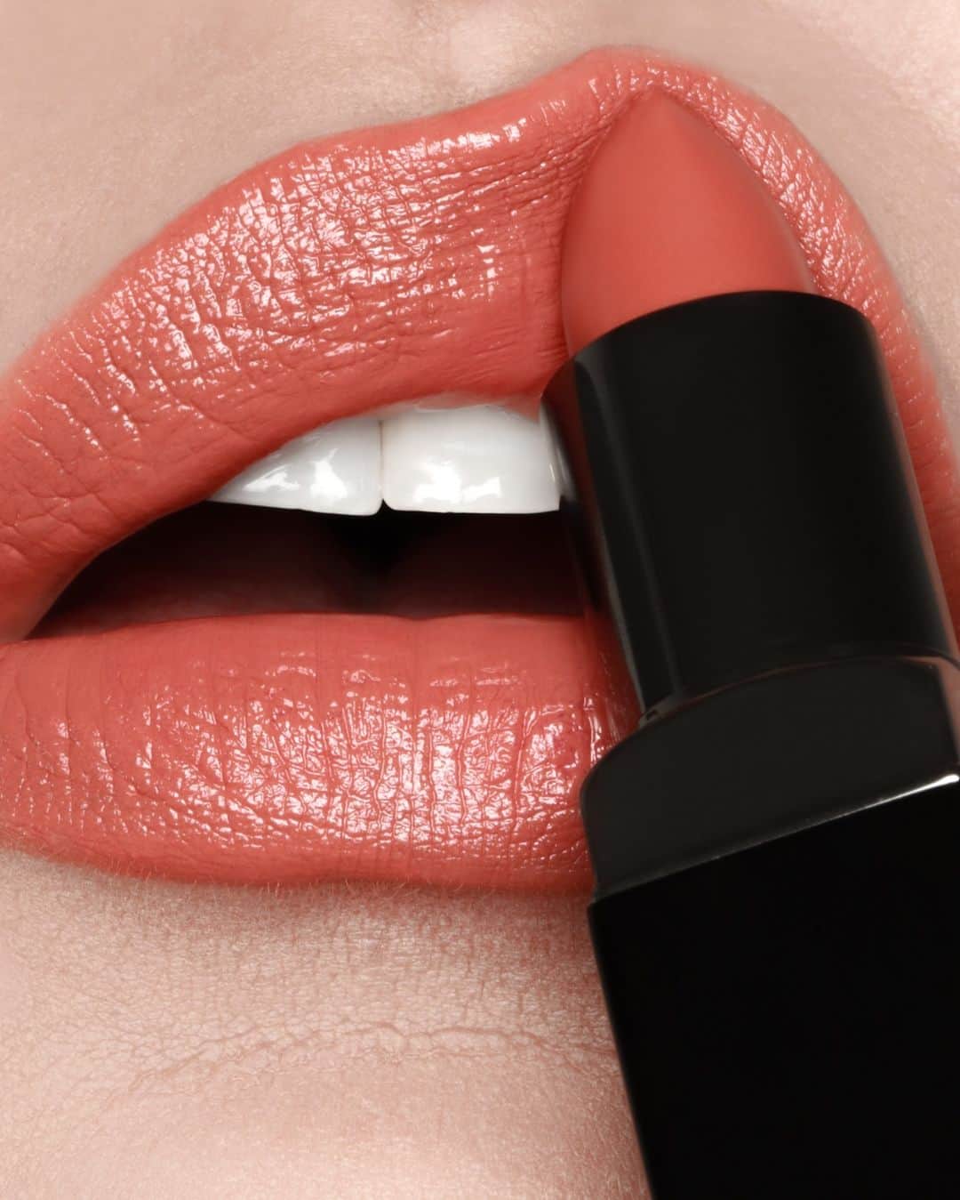 Smashboxのインスタグラム：「Ain't she sweet?! Grab a vday Air Kit w/ Be Legendary Lipstick for that silky, satin-smooth finish 🍯 💋」