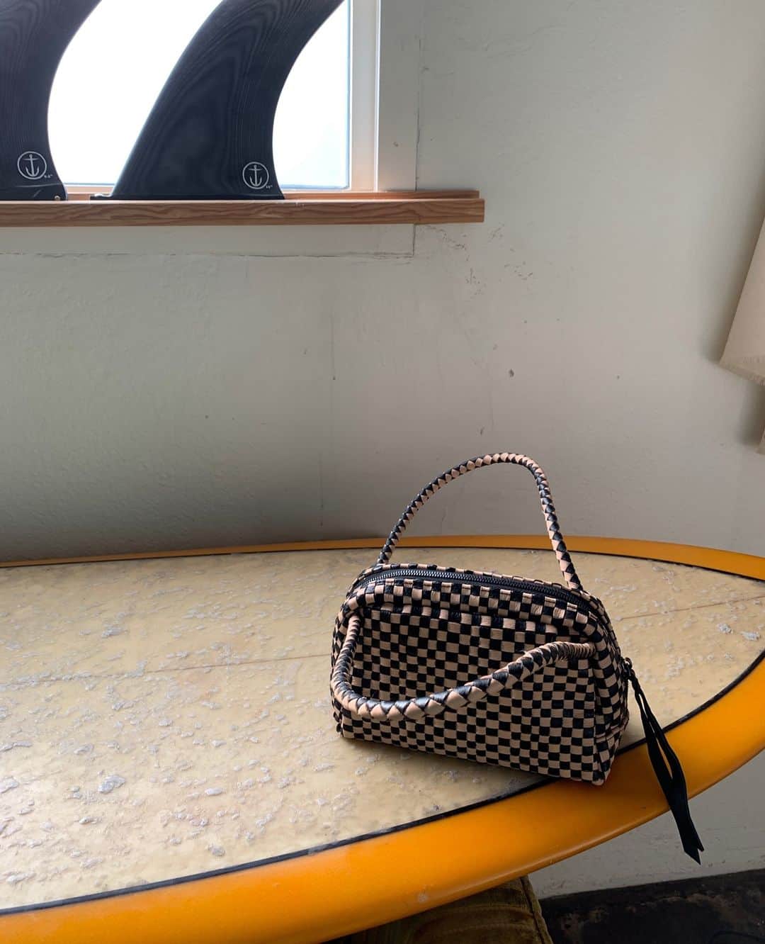 クレオベラのインスタグラム：「Still crushing on this little mini tote. On sale now too!」