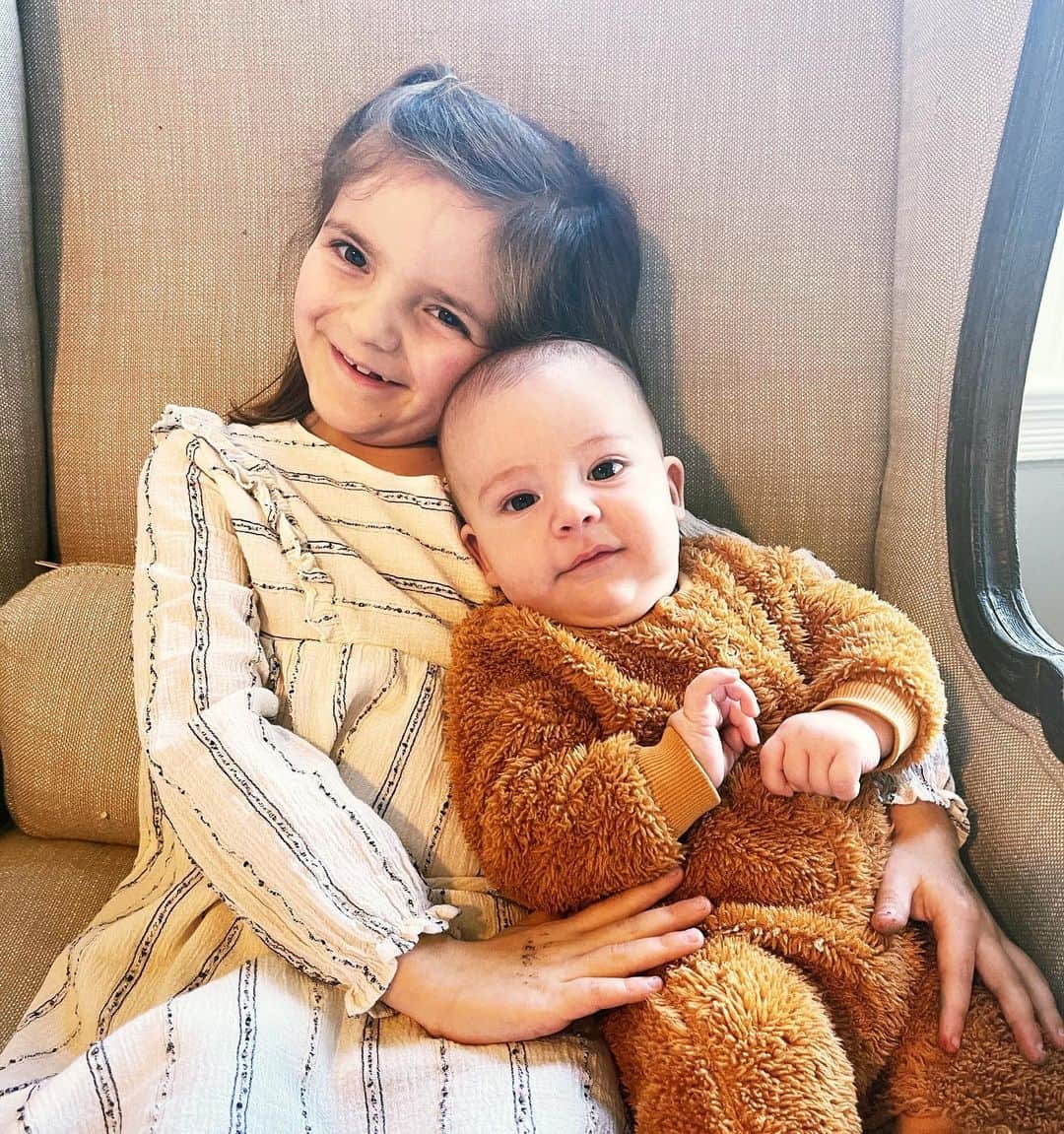 ジェシカ・シーバのインスタグラム：「A little love from Evangeline and her Valentines ❤️」