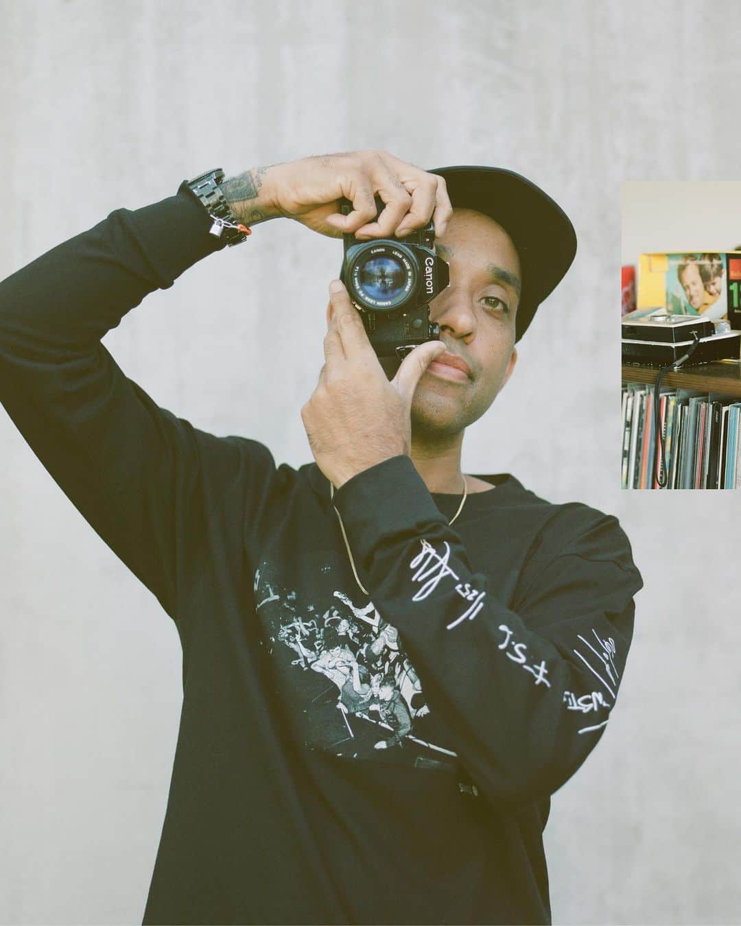 Stanceのインスタグラム：「📸 Atiba Jefferson, @atibaphoto has become one of todays most sought after photographers. Not only has Atiba established himself as one of skateboardings premiere photographers, but he has also become a staple in pro sports, music, and lifestyle photography, shooting a variety of different personalities such as Kobe Bryant, Eric Koston, Kendall Jenner, Drake, and hardcore punk band, Turnstile. Atiba is one of Thrasher Magazine’s staff photographers, and Canon camera’s brand ambassadors. Stance is proud to welcome Atiba to our Punk and Poet family 👏👏👏👏. Check out our exclusive interview with @atibaphoto...link in bio.  #punksandpoets」