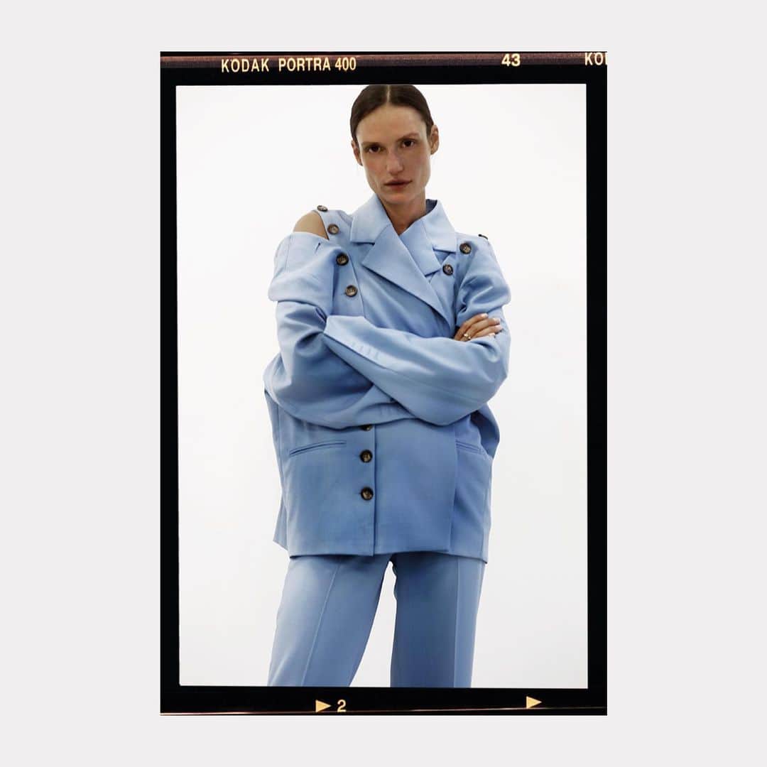 イーチ x アザーのインスタグラム：「DECONSTRUCTED SKY BLAZER AND PANTS ON CATE UNDERWOOD」