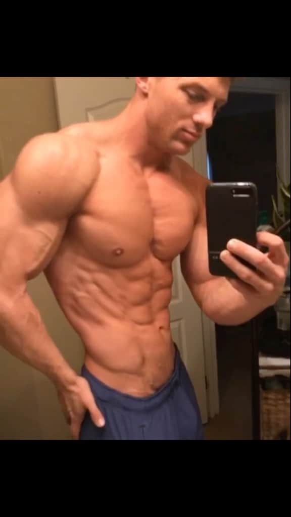 スティーブ・クックのインスタグラム：「Looking back at “show prep steve” I have mixed feeling. On one hand I learned so much about my body, how to track macros and meal prep correctly, how my body reacts to different workouts, foods, cardio (hiit vs liss). This stage in my life was all about me. I had to learn how to be disciplined and extremely regimented. In some aspects this discipline gave me freedom in a lot of ways. And obviously it was nice to see hard work pay off. But what happens when a certain lifestyle no longer serves you? Too often we get caught up thinking we have To keep doing the things that originally made a successful. We don’t allow our selfs to change and the grow. Subsequently we often judge other people‘s path / life choices based on where we are currently at.   Looking back at this I realize it was exactly what I needed to be doing at the point in my life. I appreciate that time in life as it led me to where I am today, but  I can’t imagine still prepping for shows, being extremely selfish with my time and making everything about me. I’m at a different point my life where I have other importance’s. Now I’d much rather help other people achieve a “healthy” lifestyle than make everything about me and obsessing over every macro. The point is no matter where you are on your journey allow yourself to give energy to what you’re passionate about. Live life on your own terms」