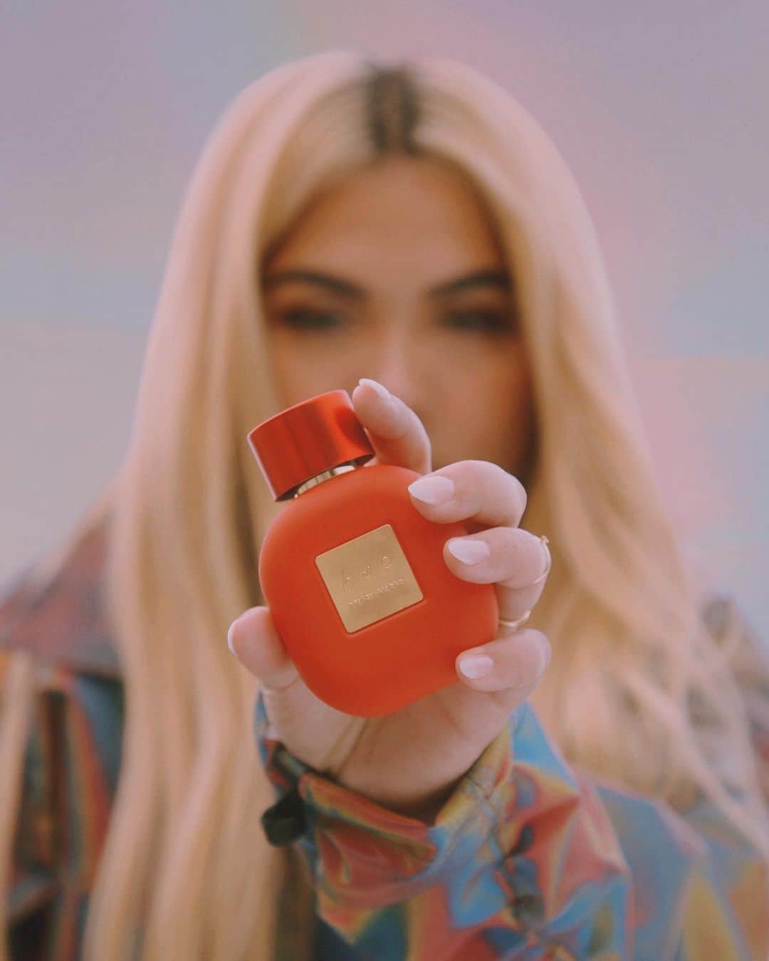 ヘイリー・キヨコのインスタグラム：「PRE-ORDER is LIVE! 😭😭😭😭😭😭😭Limited quantity- link in bio @huefragrance   From cutting the glass of the bottle, to the perfect cap, the weight and feel, creating this fragrance has been a new but inspiring journey. There is so much love in every detail.  I hope this perfume can be an armor for you. Whatever life challenge you have ahead, know you’ve got a little extra courage. A little extra love. A little extra support.   ***ALSO due to the pandemic unfortunately we are only equipped to ship in USA at this time. Make sure to sign up for our newsletter to know when it will be available in your territory this year!! Thank you for your patience as we continue to grow.   I love you all and miss you so.  Enjoy Hue :) Xoxox Hayley」