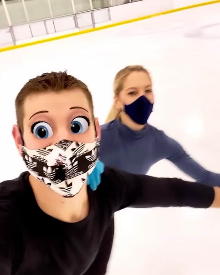 アレクサ・シメカのインスタグラム：「Happy Friday everyone! 🤪🙌🏻 #workhard #playlater #enjoy #figureskating」