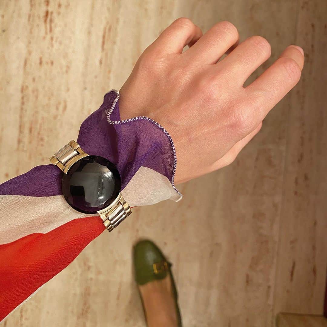 デルフィナデレトレズのインスタグラム：「A good excuse to be late !!  Wearing the ‘Never too Light’ quartz bracelet   #delfinadelettrez」