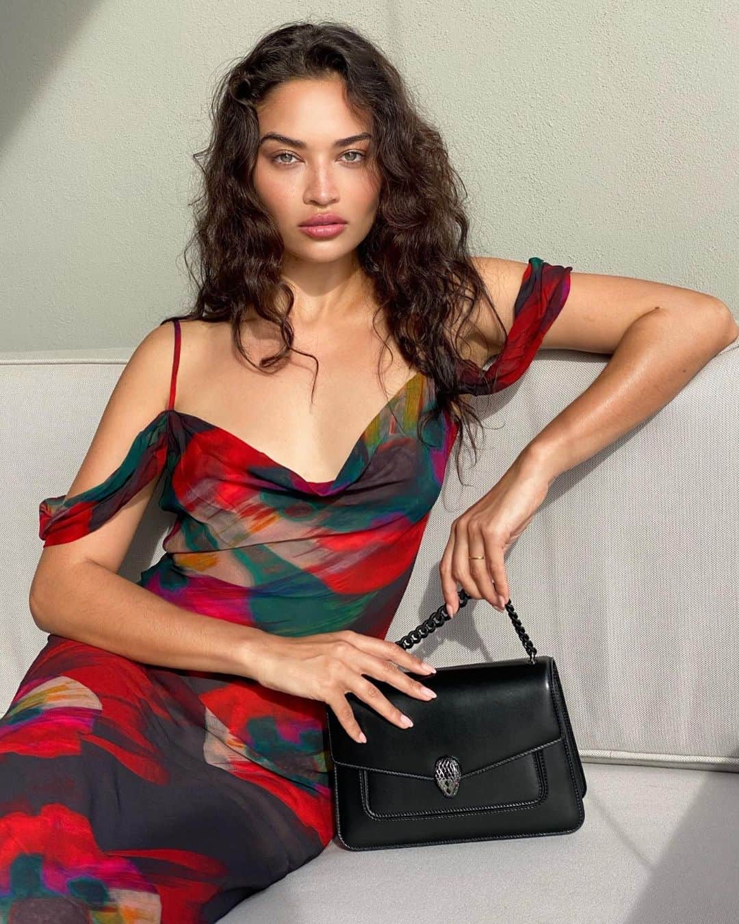 シャニーナ・シャイクのインスタグラム：「@bulgari is my valentine 💋 #BvlgariAccessories #Bvlgari  #Serpenti #ad」