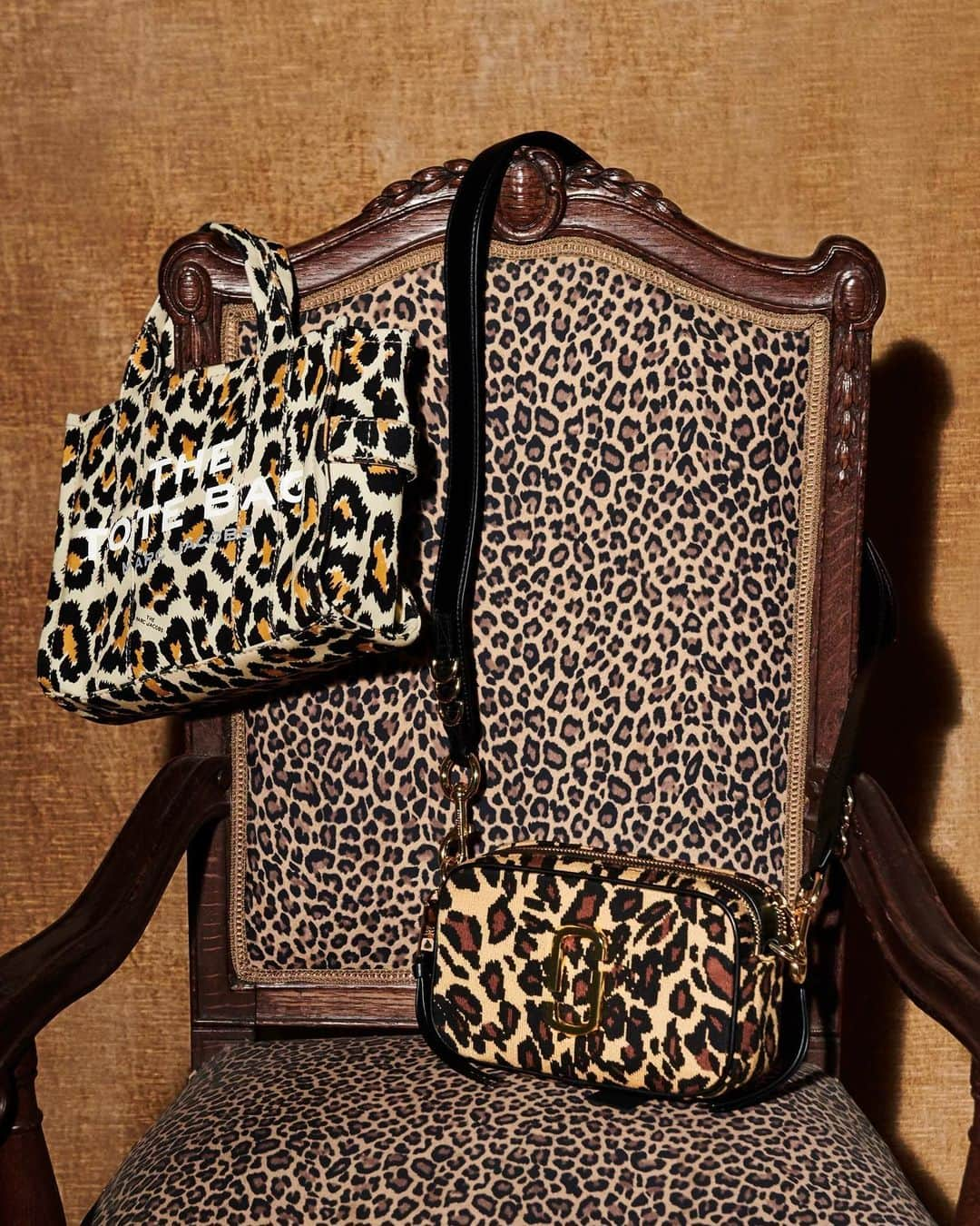 Bloomingdale'sさんのインスタグラム写真 - (Bloomingdale'sInstagram)「How much leopard is too much leopard? The limit does not exist 😻 . . . . . . #AnimalPrint #LeopardPrint #MARCJACOBS #LeopardPrintBag #Bloomingdales」2月6日 2時15分 - bloomingdales