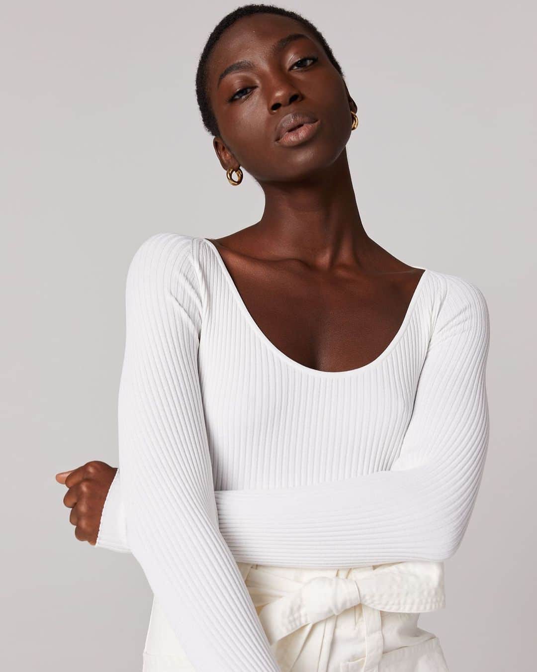 エーエルシーのインスタグラム：「If we told you this was the ultimate ribbed knit top—scooped neckline, body-skimming silhouette and the perfect weight—would you believe us?」