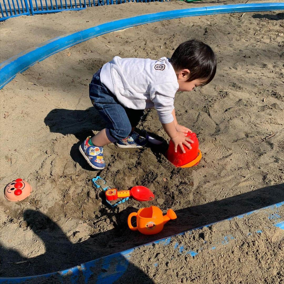 杉浦太陽さんのインスタグラム写真 - (杉浦太陽Instagram)「公園遊び！  ポカポカ気持ちいいねぇ☀️  @sugiurataiyou_official  #公園大好き #コアは砂遊びに夢中♪ #ソラ兄さん #特技友だち作り #秒で友だち作って #子どもたちの輪に入ったw #マジですごいw」2月6日 13時19分 - sugiurataiyou_official