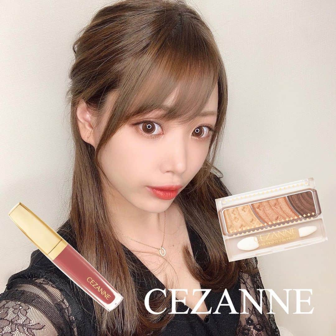 伊藤弥鈴さんのインスタグラム写真 - (伊藤弥鈴Instagram)「セザンヌの激推しコスメでコーラルメイク💄  セザンヌのコスメ、実はあんまり持ってなくて、この前アイシャドウとリップを買ってみたらすごくよかった🥺  ★アイシャドウ →トーンアップアイシャドウ 08 ハニーブラウン  キラキラのラメが可愛くて、パッと華やかな目元に♡真ん中のコーラルカラーが1番お気に入り🥰  ★リップ →カラーティントリップ CT6 コーラル系 これ、かなり求めてた質感😳 ベルベットだと縦じわ目立つし、艶々すぎると色持ちが気になるけど、これはちょうどいい質感で、唇も潤いながら発色キープできるからかなりおすすめ！  いいコスメに出会えました🌼  #プチプラコスメ#セザンヌ#ドラコス#ドラッグコスメ#コーラルメイク#コーラルリップ  #メイク好き#コスメ好き#メイク動画#ラメシャドウ」2月6日 11時51分 - itomisuzu_