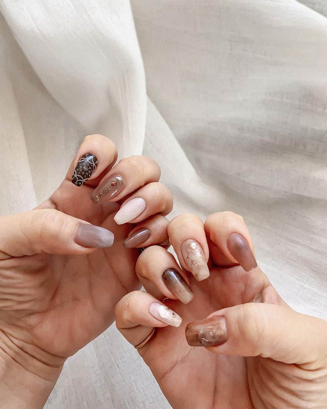 Manamiのインスタグラム：「new💅🏼 right @moonlit_kaori ニュアンスの天才👩🏻‍🎨 left @moonlit_minori 繊細アートの天才🧑🏻‍🎨 全部2人にお任せ🤍 今回もめちゃめちゃ可愛い😭 そしてつやっつや！💖💫  最近はちょっとだけ長めのスクエアにハマってる〜😚」