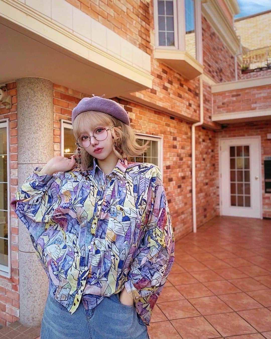のインスタグラム：「・ 久々にレトロガール🤓  #シャツ　 @scolar_official @scolar_netshop  #ScoLar#スカラー#scolar_ootd#個性的 #ハデカワ#着るアート#ファッションスナップ#着こなしコーデ#ootdstyle #街拍style #着こなし#レトロ#レトロガール#メガネ女子#ベレー帽コーデ#シャツコーデ#复古#古着ファッション#穿搭分享#穿搭日常」