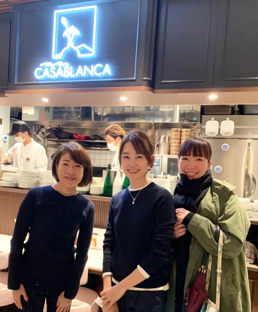 進藤やす子さんのインスタグラム写真 - (進藤やす子Instagram)「✳︎ 最近の外食は17時or17時半スタート（お店が20時閉店だから）、21時とかには家にいて寝る前に韓国ドラマが見られるという健全さよ笑 . さて美味しいお店の投稿をいくつか🤗 . PRの真紀さん @kasasama 、 モデルの武藤さん @kyokomuto0628 と伺ったのは NEWoMan横浜にある『MS.CASABLANCA』 @ms__casablanca ✨ . こちらは表参道の星付きレストラン「Mimosa」 @mimosa_aoyama の南シェフ監修のカジュアルチャイニーズのお店。 . 今の時期にぴったりな火鍋コースをいただきました🧡 . 白湯・麻辣スープに、お肉・野菜🥬・キノコ🍄をグツグツ。 さらに4種のソースで色々味付けできちゃうという、美味しくてエンタメ感ある内容！ マイルドなのが好きな人も私みたいに辛いの大好きな人もソースで調整できるのが👍 . 〆は豆腐干絲でヘルシーに。 食後は人気の金木犀杏仁豆腐がいただけて大満足😋 . こちらのコースは 前菜＋点心3種＋火鍋＋杏仁豆腐＋中国茶で4,500円。 本格的な味の品々がこのお値段で食べられるのは嬉しい限り！ 3月末までの期間限定なので気になる方はお早めに〜🤗 . . #横浜グルメ #ニュウマン横浜  #モダンチャイニーズ #カジュアルチャイニーズ #mscasablanca #ミズカサブランカ #南俊郎 シェフ監修 #やす子の外食メモ」2月6日 11時54分 - yasukoshindo