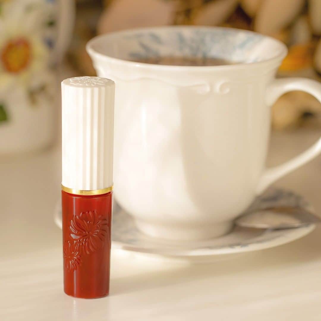 PAUL & JOE BEAUTEさんのインスタグラム写真 - (PAUL & JOE BEAUTEInstagram)「・ A must-have item, Liquid Rouge Tint will give the lips juicy luster and a natural, long-lasting pigment ♡ Peak below for ranking thus far of these shades.  #１　02 Tutu Ballerina A sweet, dancing pink  #２ 03 L’heure du thé A chill red brown  #３ 01 Cocktail Cheery A fresh and pure pinkish red  ■Liquid Rouge Tint 3 shades 〈Available now〉  マスクをする日の"お守りアイテム" 自然なツヤとピュアな発色が長続きする、 『リキッドルージュ ティント』の 人気カラーランキング💓  １位　02 チュチュ バレリーナ🩰 可憐に舞うスウィートピンク。  ２位 03 ルール ドゥ テ🫖 こなれ感が出せるブラウンレッド。  ３位 01 カクテルチェリー 🍒 みずみずしくクリアなピンク寄りのレッド。  ■リキッドルージュ ティント 全３色　2,750円（税込） 〈店頭とオンラインショップで発売中〉 #PaulandJoe #paulandjoebeaute #ポールアンドジョー #rouge #liquidrouge #lipstick #springcollection #spring #springmakeup #beautiful #beauty #instagood #instabeauty  #春メイク #春コスメ #スプリング #リキッドルージュ #ティント #リップ #リップメイク #うるおい #美容 #美肌  #コスメ垢 #デパコス #マスクメイク」2月6日 12時00分 - paulandjoe_beaute