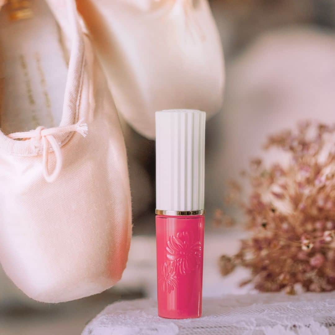 PAUL & JOE BEAUTEさんのインスタグラム写真 - (PAUL & JOE BEAUTEInstagram)「・ A must-have item, Liquid Rouge Tint will give the lips juicy luster and a natural, long-lasting pigment ♡ Peak below for ranking thus far of these shades.  #１　02 Tutu Ballerina A sweet, dancing pink  #２ 03 L’heure du thé A chill red brown  #３ 01 Cocktail Cheery A fresh and pure pinkish red  ■Liquid Rouge Tint 3 shades 〈Available now〉  マスクをする日の"お守りアイテム" 自然なツヤとピュアな発色が長続きする、 『リキッドルージュ ティント』の 人気カラーランキング💓  １位　02 チュチュ バレリーナ🩰 可憐に舞うスウィートピンク。  ２位 03 ルール ドゥ テ🫖 こなれ感が出せるブラウンレッド。  ３位 01 カクテルチェリー 🍒 みずみずしくクリアなピンク寄りのレッド。  ■リキッドルージュ ティント 全３色　2,750円（税込） 〈店頭とオンラインショップで発売中〉 #PaulandJoe #paulandjoebeaute #ポールアンドジョー #rouge #liquidrouge #lipstick #springcollection #spring #springmakeup #beautiful #beauty #instagood #instabeauty  #春メイク #春コスメ #スプリング #リキッドルージュ #ティント #リップ #リップメイク #うるおい #美容 #美肌  #コスメ垢 #デパコス #マスクメイク」2月6日 12時00分 - paulandjoe_beaute