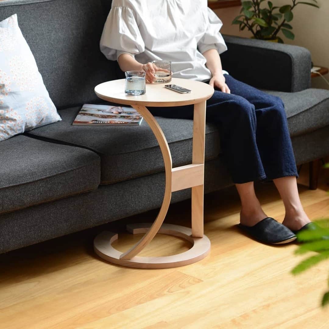のインスタグラム：「お家がまるでカフェのように早変わり！ ありそうでなかった、ソファーにピタッと寄り添う「サイドテーブル」。 . - - - - - - - - - - - - ソファーでくつろぐときに、 意外と困るのが 飲み物やおやつの置き場所。 . ローテーブルだと毎回 身を乗り出さないといけなかったり、 肘掛に置くにはスペースが狭くて 心もとなかったり。 . このテーブルがあれば お家がまるでカフェのように早変わり！ . 「自分にちょうど良い位置」に 天板をぐっと寄せられるから、 デスクのように使えますよ◎  例えば、ダイニングテーブルで 長時間パソコン作業をしていると、 段々と腰が痛くなってきた……なんてこともしばしば。 . ソファーの高さにぴったりな このサイドテーブルがあれば、 いつも使っているソファーも 座り心地の良い「作業スペース」へと変えてくれそうです◎ . . お買いものはプロフィールのリンクを ご覧くださいね。→@hokuoh_kurashi . ーーー 掲載のアイテムはこちら▼ ーーー  テーブル： ☑️ 木のサイドテーブル  ※ その他、スタイリングに使用したアイテムは、 スタッフの私物になります。 - - - - - - - - - - - - - - - - - -  . ▶ その他の商品詳細をお知りになりたい場合は、 プロフィールに掲載の、 当店お問い合わせメールまでご連絡ください。 ・ . #interior#interiors#livingroom#homedecor#instahome#サイドテーブル#ソファーテーブル#ソファ#テーブル#ひとやすみ#パソコン作業#パソコン#インテリア#北欧インテリア#リビング#お買い物#インテリア雑貨#家具#シンプル#シンプルライフ#シンプルデザイン#暮らしを楽しむ#日々の暮らし#北欧#暮らし#北欧暮らしの道具店」