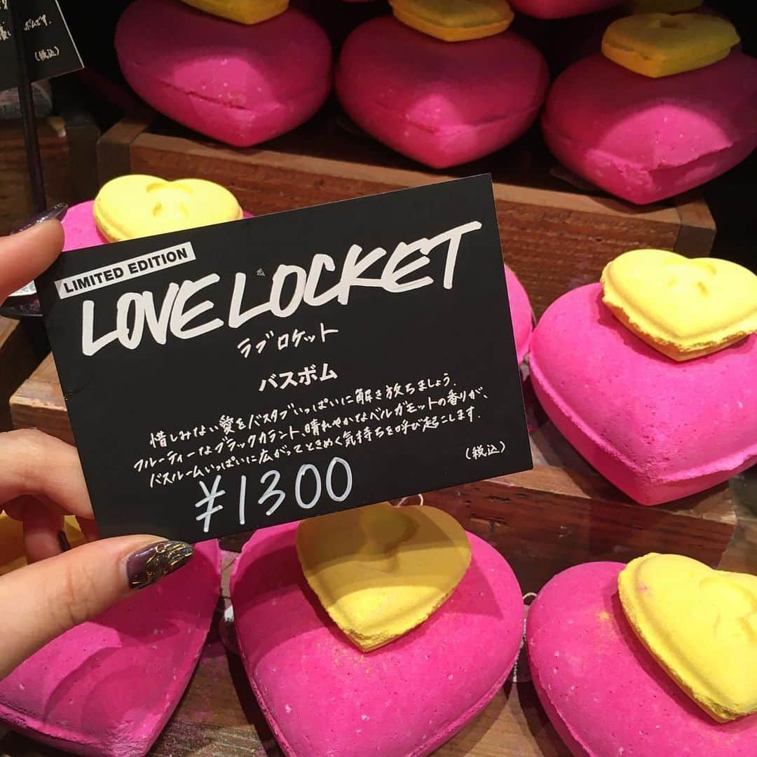 MERYさんのインスタグラム写真 - (MERYInstagram)「. バレンタインデーに、LUSHのご褒美を💗 . 今年の2月14日は『LUSH（ラッシュ）@lushjapan 』のバスアイテムを楽しもう！ チャーミングなピンクカラーのシャワージェル「プリンスチャーミング 」、バスボムのローズの蕾がちりばめられた「ティスティー トスティー」、ハート型のロケットペンダントをイメージした「ラブロケット」など、数量限定のアイテムが沢山発売されています🌹 ぜひゲットして、恋する気分を高めてみて♡ . ※こちらの製品はバレンタイン限定の数量限定商品になります . MERYでは他にも「かわいい」に近づくさまざまな情報を発信しています。 @mery.beauty コスメ・美容に特化した情報をお届け♡ @mery_spot 話題のカフェやお出かけスポットをご紹介！ こちらもぜひチェックしてみてください！ . . photo by @gumi9_7 @lush_okazaki @lushshizuoka . #MERY #regram #skincare #lush #미용 #스킨케어 #화장품 #메이크업 #뷰티스타그램 #メイク #美容 #コスメマニア #スキンケア用品 #美容好きさんと繋がりたい #おすすめスキンケア #美容垢 #女子力向上委員会 #ラッシュ #ラッシュバレンタイン #バレンタイン #バスボム #ラッシュバスボム #入浴剤 #バスタイム #バスアイテム #お洒落 #お洒落さんと繋がりたい #MERY女子 #メリー」2月6日 12時00分 - mery.jp