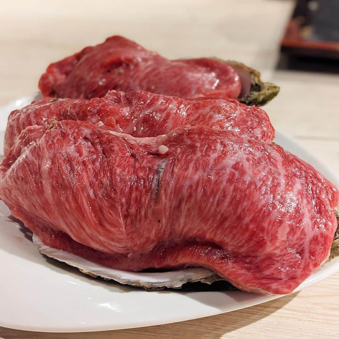 大見さなえさんのインスタグラム写真 - (大見さなえInstagram)「牡蠣肉🥺🥓🦪💓﻿ 代々木『#格之進rt 』①﻿ 熟成肉といえばのお店！﻿ ﻿ 格之進の社長、肉おじさんが﻿ 焼いてくださる贅沢なお肉会🍖﻿ ﻿ 牡蠣肉はお肉の中に牡蠣がぱんぱんに詰めて…🤤🥓🦪﻿ ﻿ 門崎熟成肉 × 牡蠣 × 牛醤。﻿ 熟成肉の噛むほどにでてくる旨味と﻿ 牡蠣のミルキーさがたまらん！！﻿ ﻿ サーロインも牡蠣が脂を優しく消してくれるから﻿ 後味さっぱり食べられるよ(*´꒳`*)✨﻿ ﻿ 他にも、うにくや塊肉を堪能したい時に🙆‍♀️﻿ ﻿ 写真は上原亜衣ちゃん、あゆみさん💓目の保養🥺﻿ ーーーーーーーーーーーーーーー﻿ ﻿ #格之進 #代々木グルメ #牡蠣肉﻿ #牡蠣 #oyster #めぐログ_代々木 ﻿ #熟成肉 #肉テロ #えちえち #飯テロ #肉 #お肉 #meat #かき #カキ﻿ #東京グルメ #飯テロ #東京焼肉 #塊肉」2月6日 12時00分 - tabe_megumi