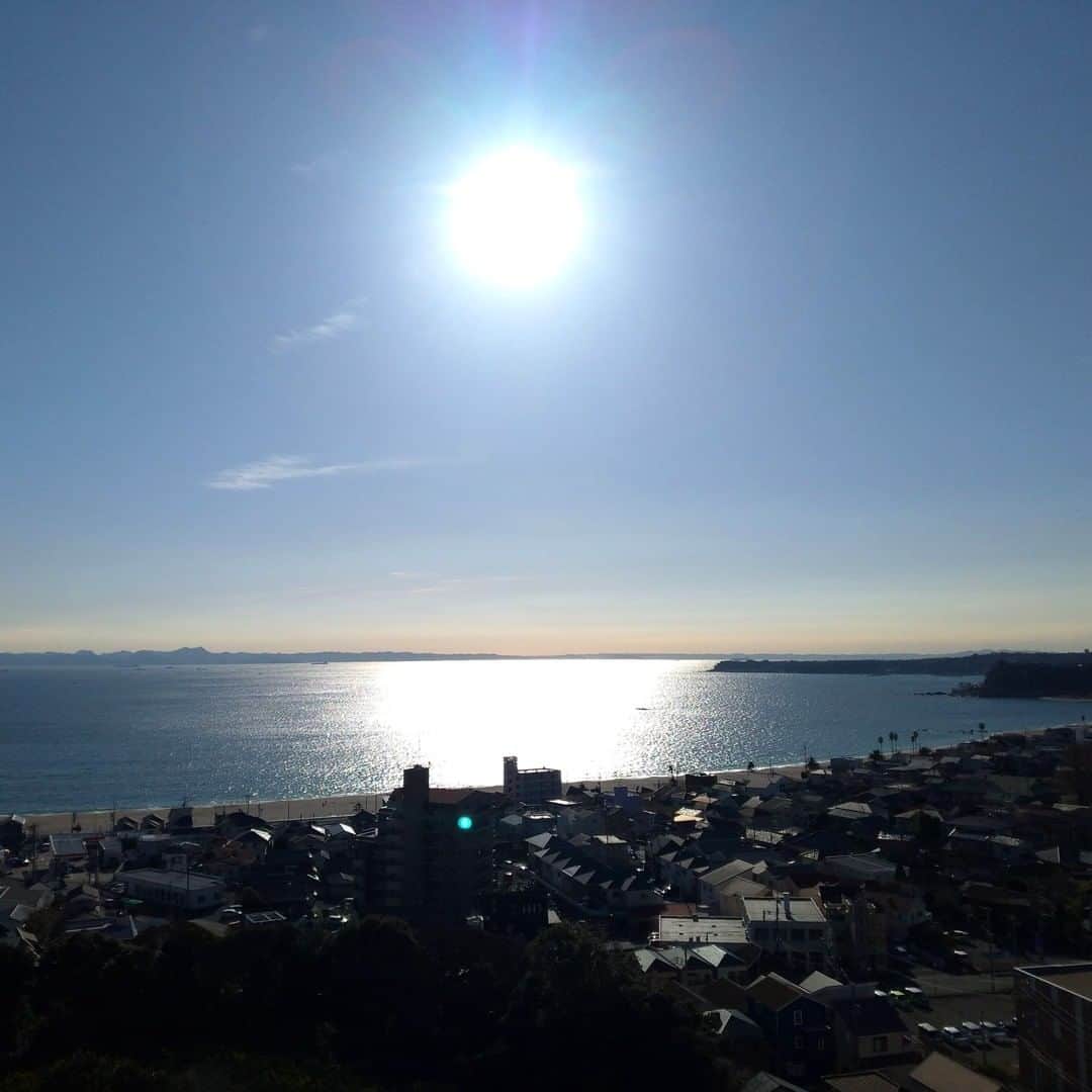 【公式】オーシャンリゾートホテル マホロバ・マインズ三浦さんのインスタグラム写真 - (【公式】オーシャンリゾートホテル マホロバ・マインズ三浦Instagram)「. 素晴らしいお天気！ 本館13階からの景色です。  こんな日に海岸沿いをお散歩したら 気持ち良いでしょうね✨  #朝日 #太陽 #日の出 #東京湾 #陽の光 #快晴の空 #サンライズ #朝陽 #gotoトラベル #海と空 #太陽が好きな人と繋がりたい #青の写真 #田舎の風景 #散歩日和 #sunrise #スローライフ #テレワーク #移住 #田舎暮らし #igで繋がる空 #igで繋がる海 #移住生活 #年末年始の過ごし方 #三浦 #マホロバ #三浦半島 #maholovaminds #マホロバマインズ #三浦海岸 #マホロバマインズ三浦」2月6日 12時00分 - maholova_minds_miura