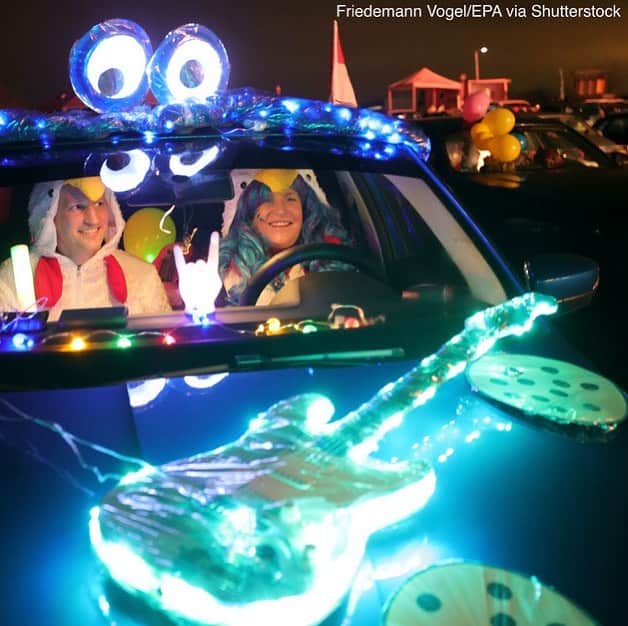 ABC Newsさんのインスタグラム写真 - (ABC NewsInstagram)「Carnival revelers in Monheim, Germany, sit inside their car during a drive-in carnival session. #covid_19 #germany」2月6日 12時01分 - abcnews