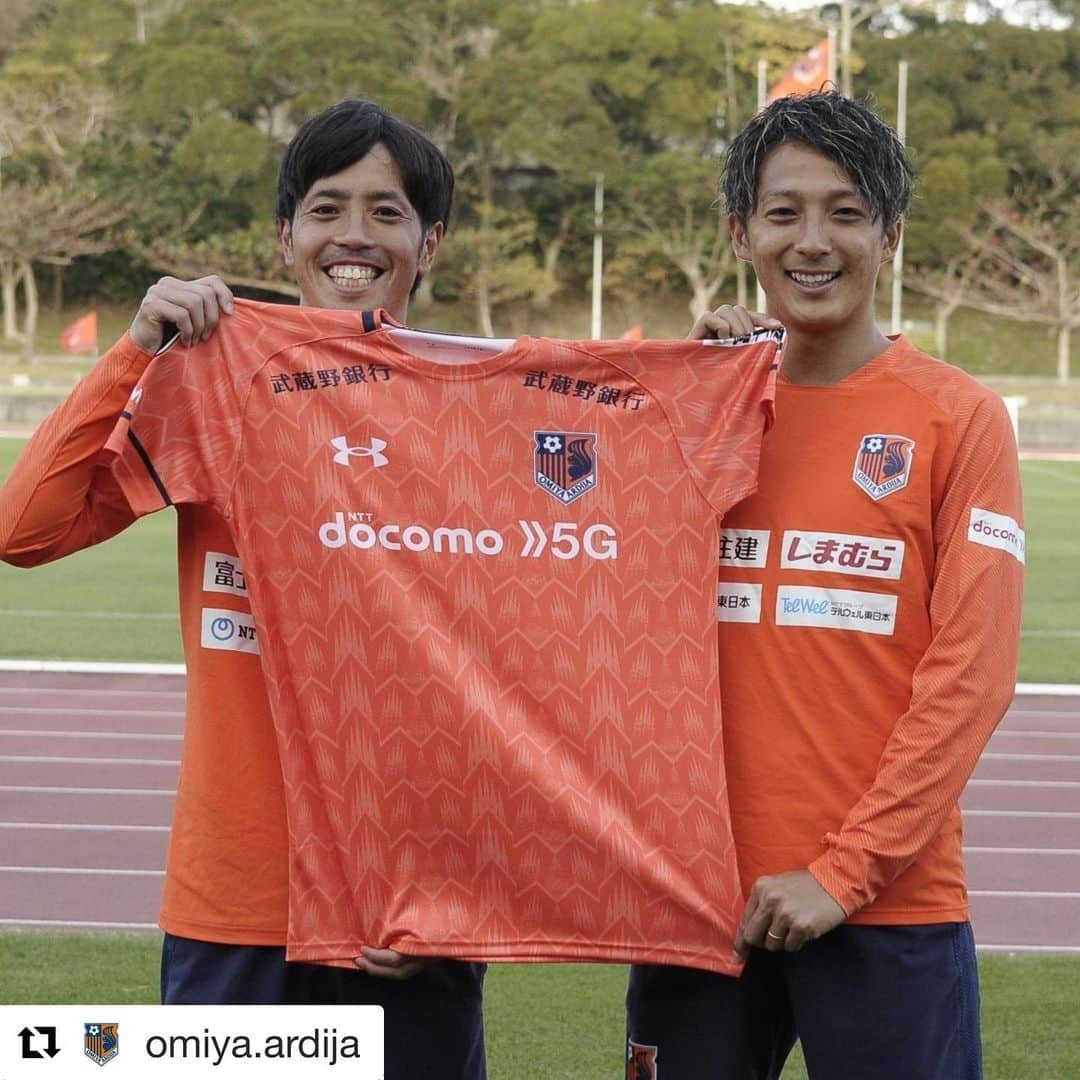 馬渡和彰のインスタグラム：「﻿ ﻿ お待たせしましたー⚽️﻿ ﻿ 先日のゲリラインスタライブで #石川俊輝 選手と急遽ユニフォームのプレゼント企画することになりましたー！！﻿ ﻿ インスタライブ見てくれた人もそうでない人も、ぜひぜひ参加しちゃってください😎﻿ ﻿ #大宮アルディージャ #ardija #SHOW﻿ #馬渡和彰 #8﻿ #adidas #adidasfootball #adidastokyo﻿ ﻿ ﻿ #Repost @omiya.ardija with @get_repost﻿ ・・・﻿ ﻿ サイン入りレプリカユニが当たる✨インスタ限定のプレゼント企画を実施します👍🧡﻿ ﻿ 水曜に行ったカズ&としきのインスタライブ中に実施が決まった本企画！﻿ ﻿ 2021シーズンのチーム初ゴールを決める選手を予想し、見事的中させた方の中から2名さまにサイン入りユニをプレゼント😊﻿ ﻿ 参加方法👇﻿ ❶クラブ公式&カズ @kazuaki_mawatari のインスタをフォロー(としきの公式アカウントはありません)﻿ ❷この投稿のコメント欄に予想選手名を記入﻿ ﻿ 皆さんのご応募をお待ちしています！﻿ ﻿ #ardija #jleague #camp #5俊輝 #8馬渡」