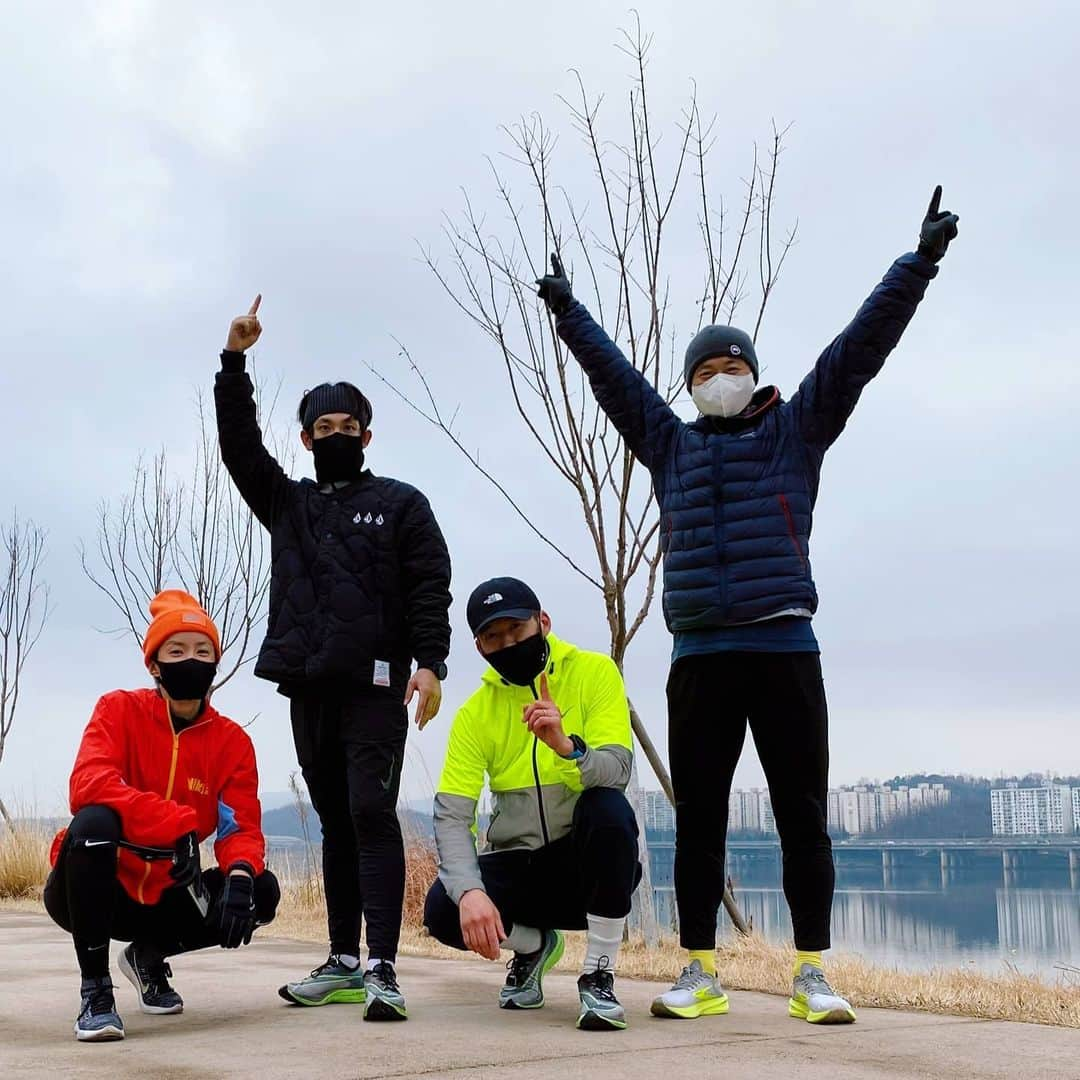 イ・シヨンさんのインスタグラム写真 - (イ・シヨンInstagram)「오늘새벽🌅12km 션오빠.영표오빠.그리고 잘뛰는 시완이도🏃‍♂️🏃‍♀️🏃」2月6日 12時03分 - leesiyoung38