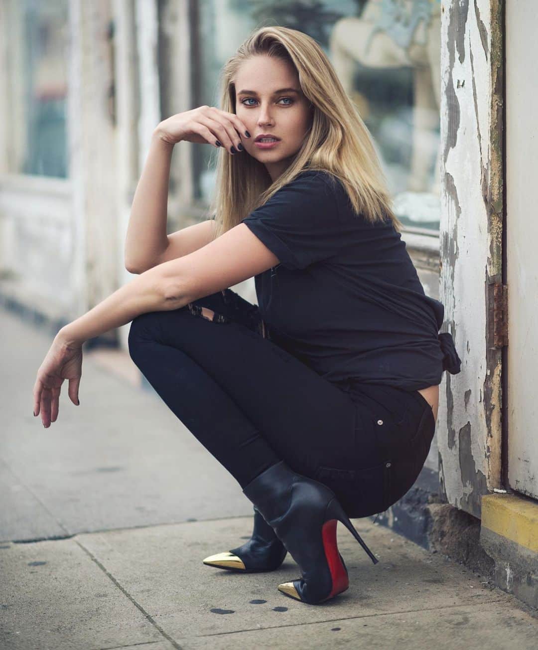 ジェネビーブ・モートンのインスタグラム：「One of these days these boots are gonna walk all over you 😜」