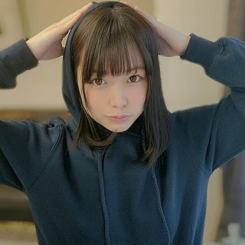 八木奈々のインスタグラム：「Twitterでの反応👇🏻 ｢モジモジくんですよね？｣ ｢パーカーJrですか？｣ ｢芸人デビュー 応援します｣ ｢今の流行りは大きめですよ｣  私: ｢モジモジくん とは｣ 🔎 私: ｢パーカーJr とは ｣🔎 私: ｢パーカー フード小さい 芸人｣🔎 私: ｢流行り パーカー 画像 ｣🔎  ・・・。  ・・・。  ・・・。  〣( ºΔº )〣ｶﾞｰﾝ  (速報: パーカー女子、はじめません)  ※写真のパーカーは衣装です！ ＆撮影中はフード被っていません！！  .  皆さま、今週も1週間本当にお疲れさまでした😌🤍 今日がお休みの人も、お仕事の人も、お勉強する人も、 みんなみんな素敵な土曜日を過ごせますように。。。  私は今日はお仕事の人。。。頑張ります！」