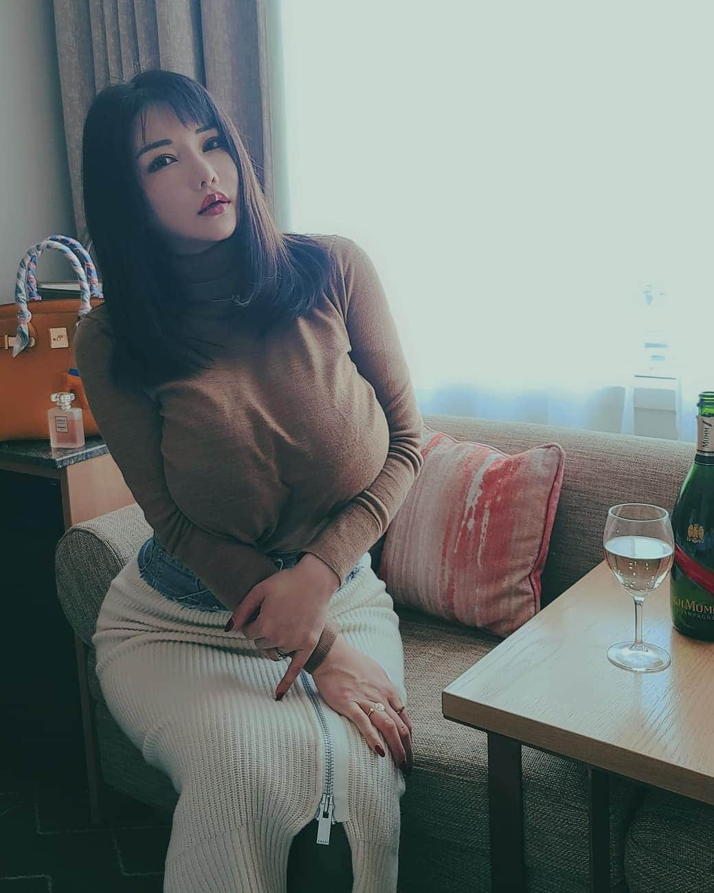 沖田杏梨さんのインスタグラム写真 - (沖田杏梨Instagram)「Recently I miss drinking with my fiends🍸️ 皆とまた早く会いたいなぁ～  https://onlyfans.com/anriokita_real」2月6日 12時11分 - anri_okita