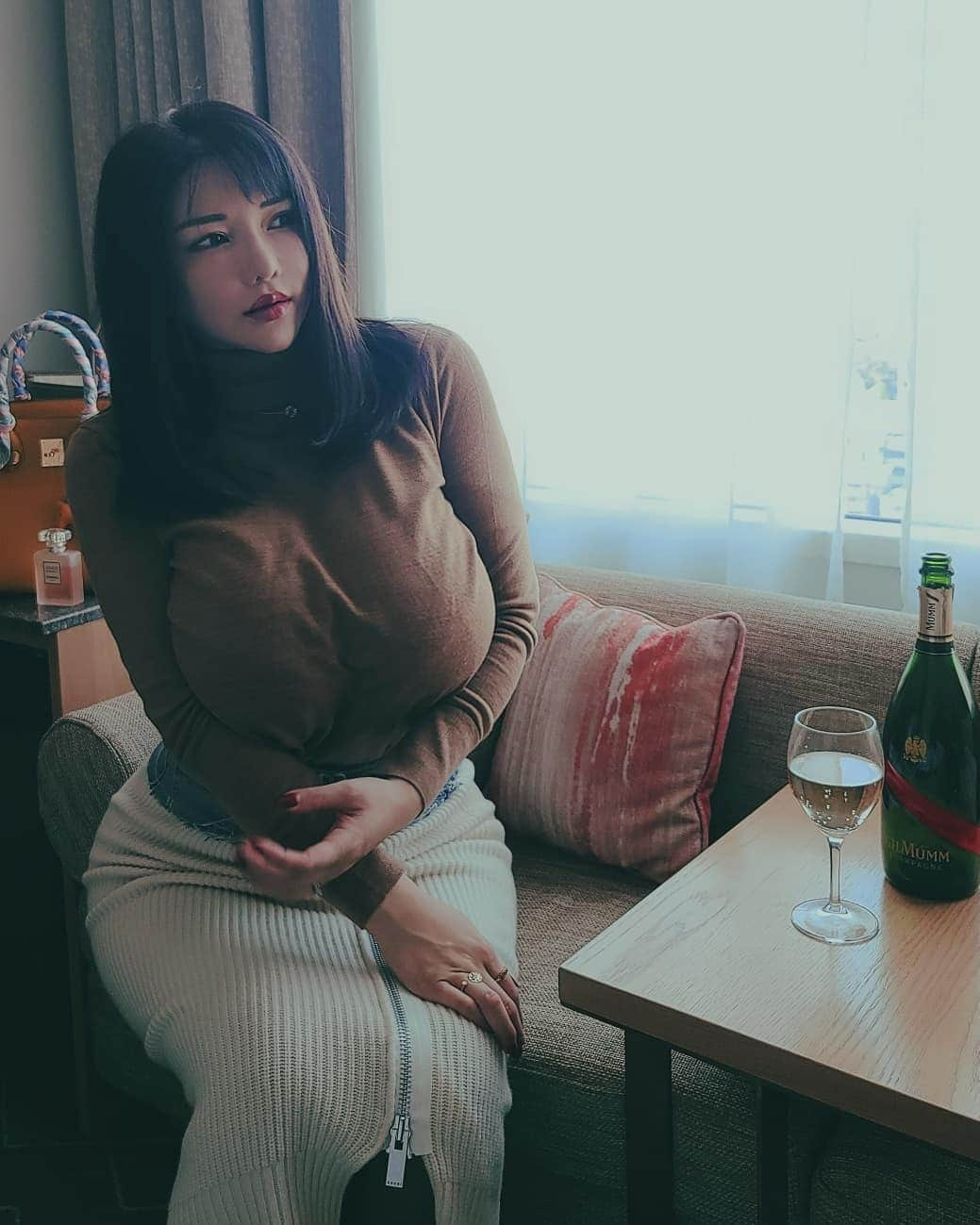 沖田杏梨さんのインスタグラム写真 - (沖田杏梨Instagram)「Recently I miss drinking with my fiends🍸️ 皆とまた早く会いたいなぁ～  https://onlyfans.com/anriokita_real」2月6日 12時11分 - anri_okita