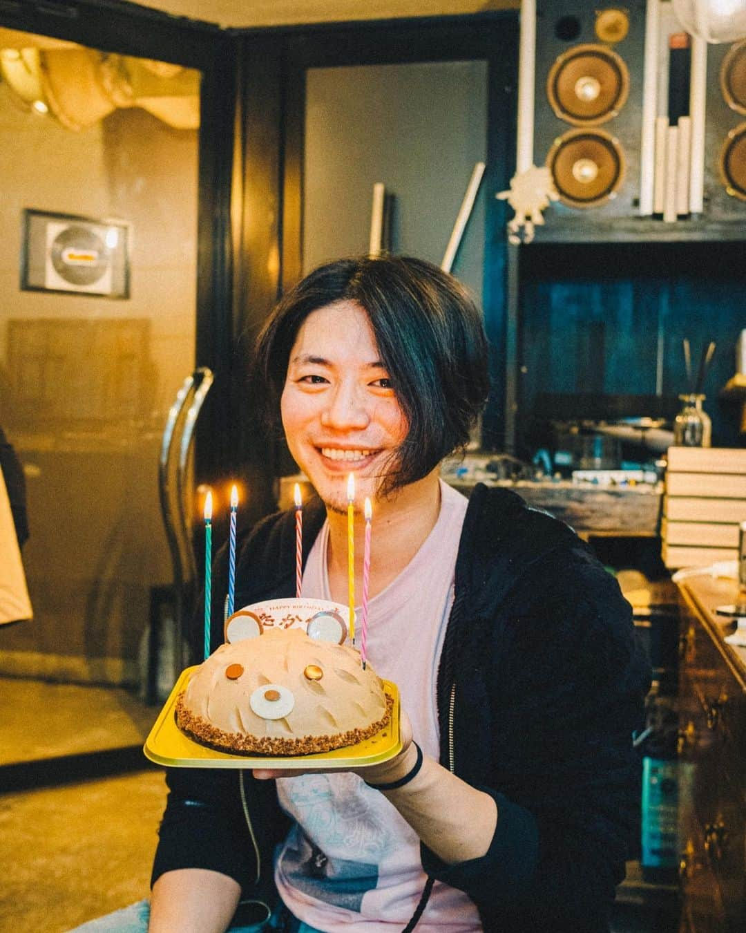 青柳尊哉のインスタグラム：「36歳になりました！  誕生日を迎えるたびに思いますが、  「最高だった！だけど、まだまだ。」  来年も同じことを思うから、最高を更新しにいきます。  変わらないけど大きく変える歳。 ワクワクです。  よろしくお願いします。ಠ_ಠ  #歳男🐮  #再出発だ」